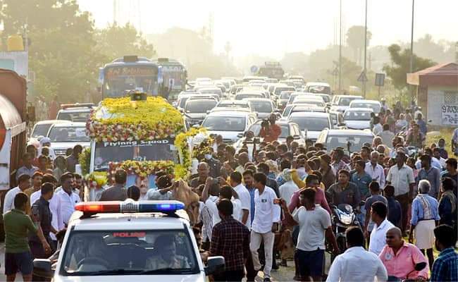 గౌతమ్ రెడ్డి అంతిమ యాత్ర : రోడ్డు క్లియర్ చేస్తూ పరుగులు పెట్టిన అనిల్ కుమార్ యాదవ్