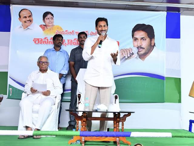 ఎమ్మెల్యేలంతా ప్రజల్లోనే ఉండాలి- ఎల్పీ మీటింగ్ లో  దిశానిర్దేశం చేసిన సీఎం జగన్