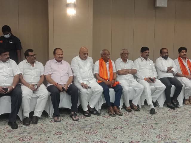 ఏపీ బీజేపీలో ముదురుతున్న వార్, సోము వీర్రాజు వర్సెస్ చంద్రబాబు అనుచరులు