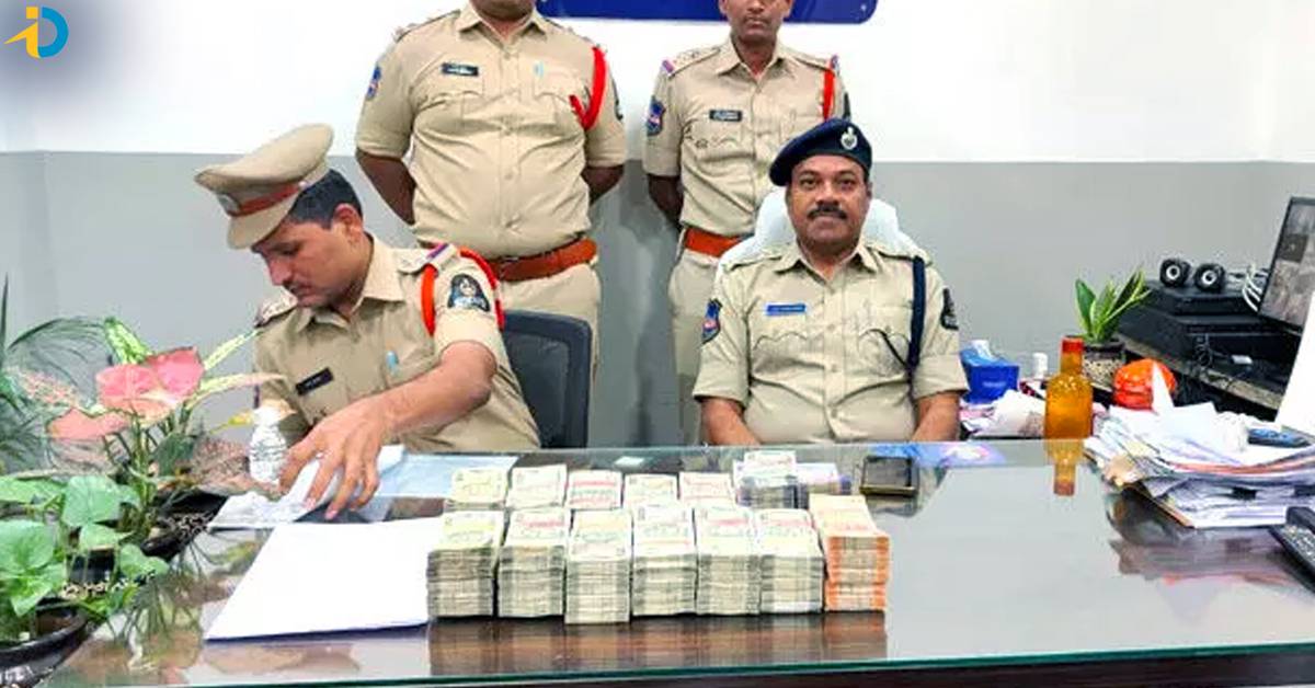 నడుచుకుంటూ వెళ్తున్న వ్యక్తి బ్యాగులో.. 30 లక్షల నగదు!