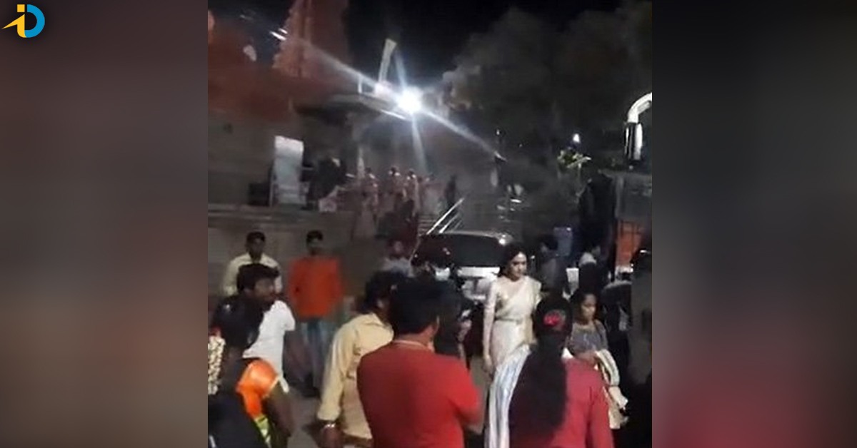 Labourers blocking Sri Vishnu's car