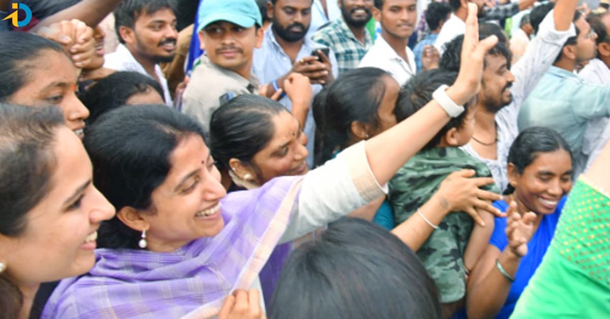 YS bharathi welcoming CM jagan