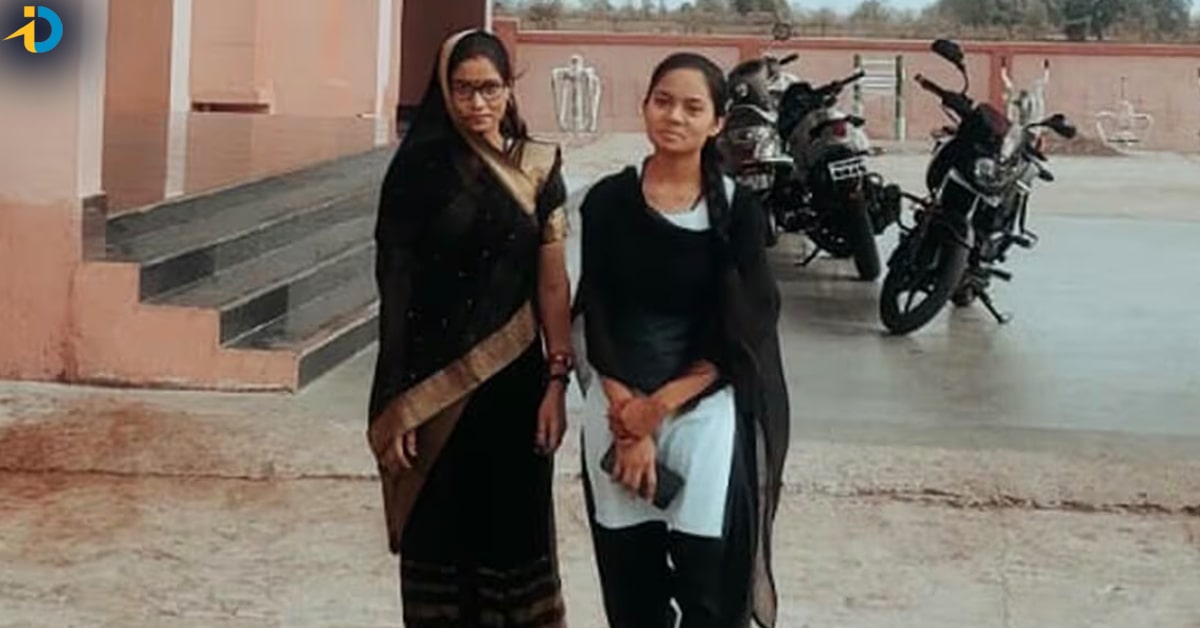 Mother going with his daughter to college
