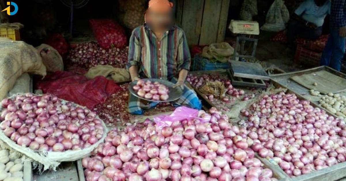 Onion Prices: సామాన్యులకు కన్నీరు పెట్టిస్తున్న ఉల్లి ధరలు.. అప్పటి వరకు ఇదే పరిస్థితి!