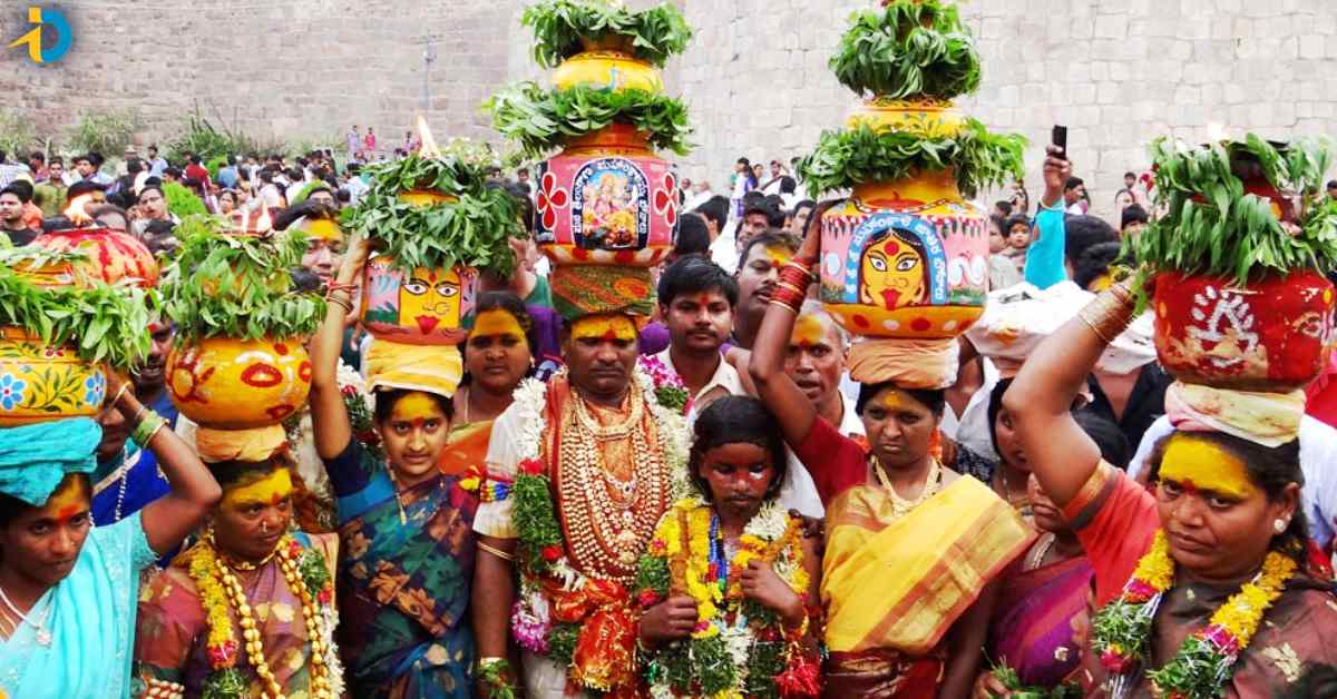 హైదరాబాద్‌లో మొదలైన బోనాల జాతర శోభ.. గోల్కొండ‌లో  మెట్ల పూజ