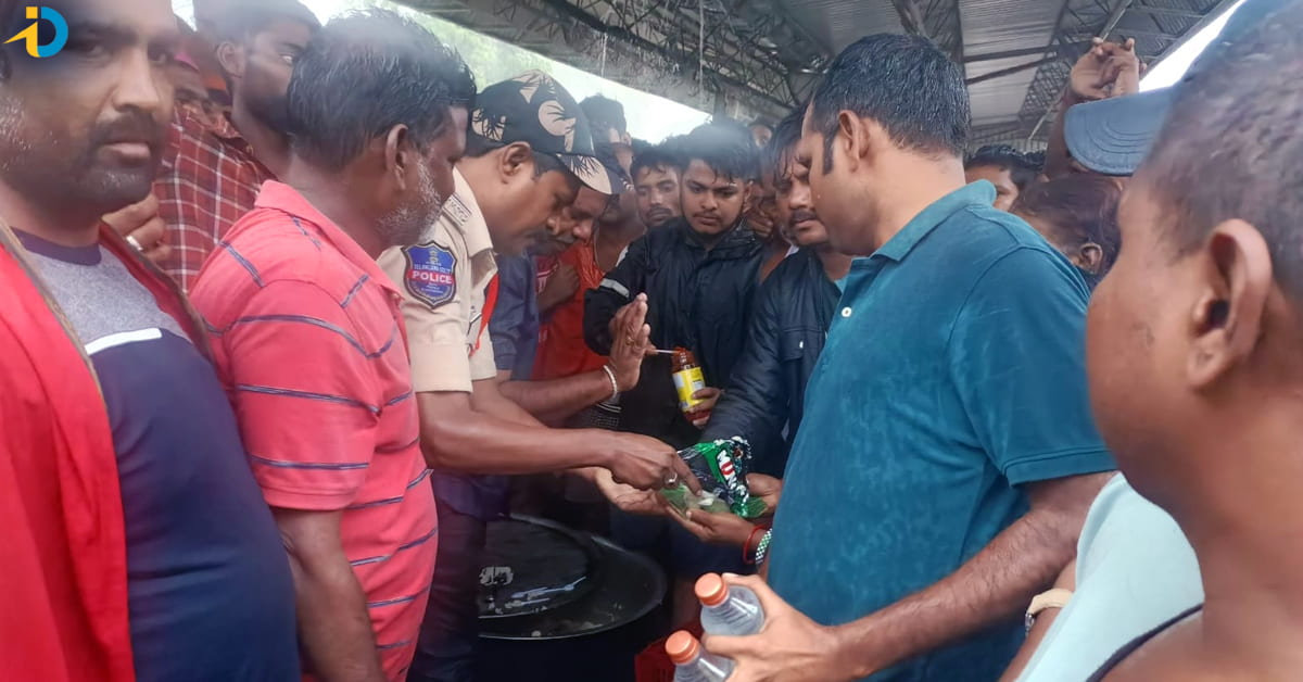 Polices helps food to train passengers