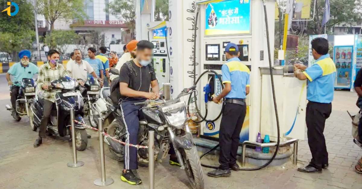 Petrol కొట్టించేటప్పుడు ఈ తప్పులు చేస్తున్నారా? జాగ్రత్త ప్రమాదంలో పడతారు!