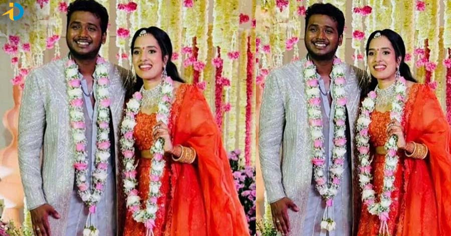 సడెన్ గా ఎంగేజ్మెంట్ పిక్ తో షాక్ ఇచ్చిన సింగర్