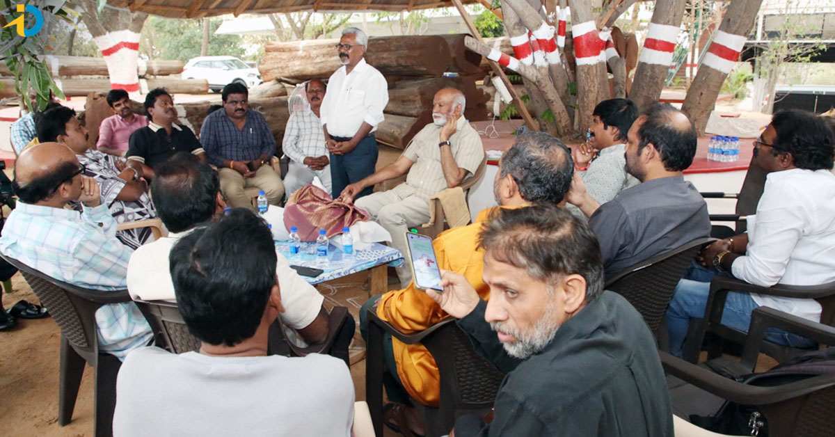 చదలవాడ శ్రీనివాసరావు తో ఫిల్మ్ క్రిటిక్స్ అసోసియేషన్ నూతన కార్యవర్గం ఆత్మీయ సమావేశం